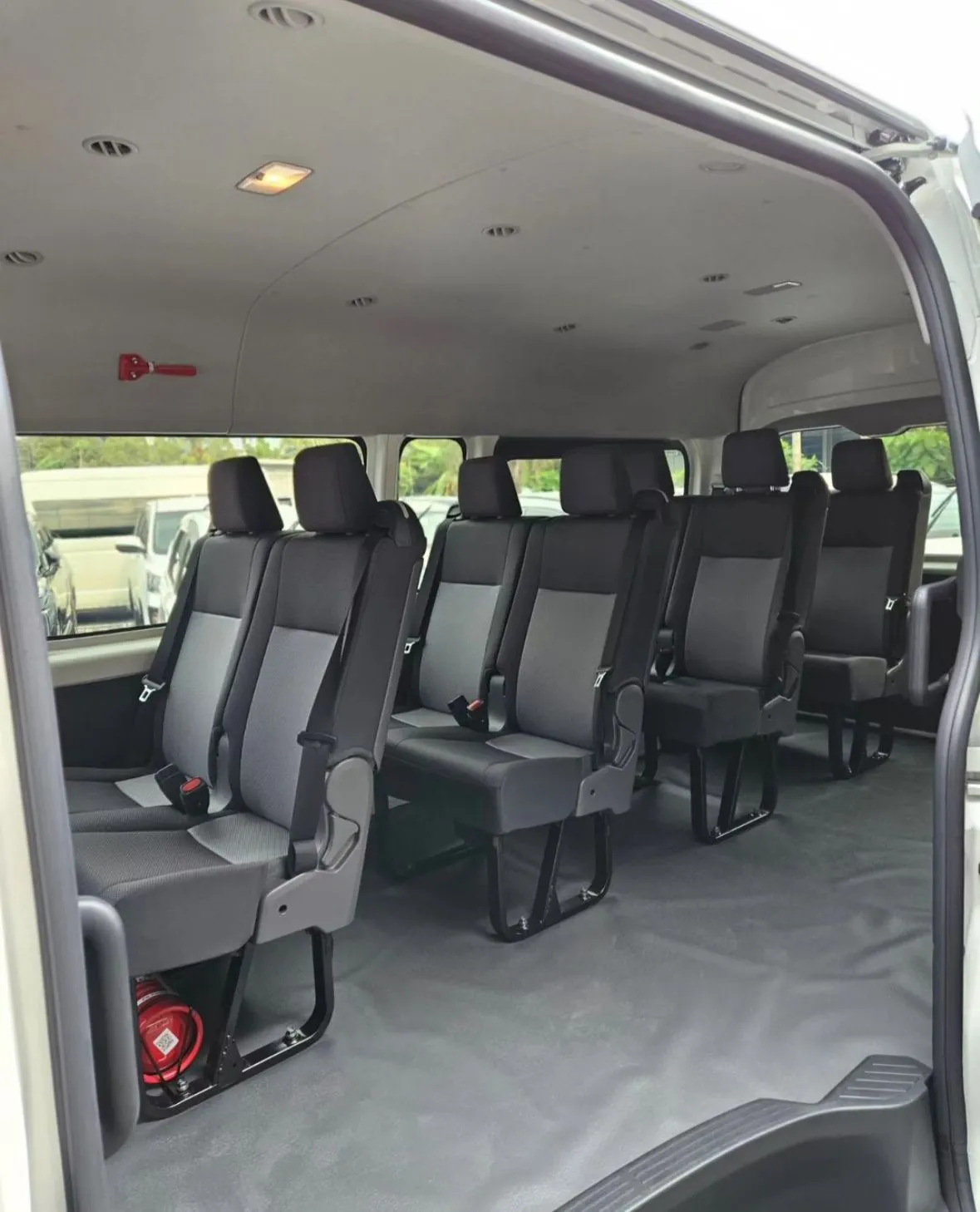 白色 Toyota Hiace Premio — 峇里島家庭包車司機用車